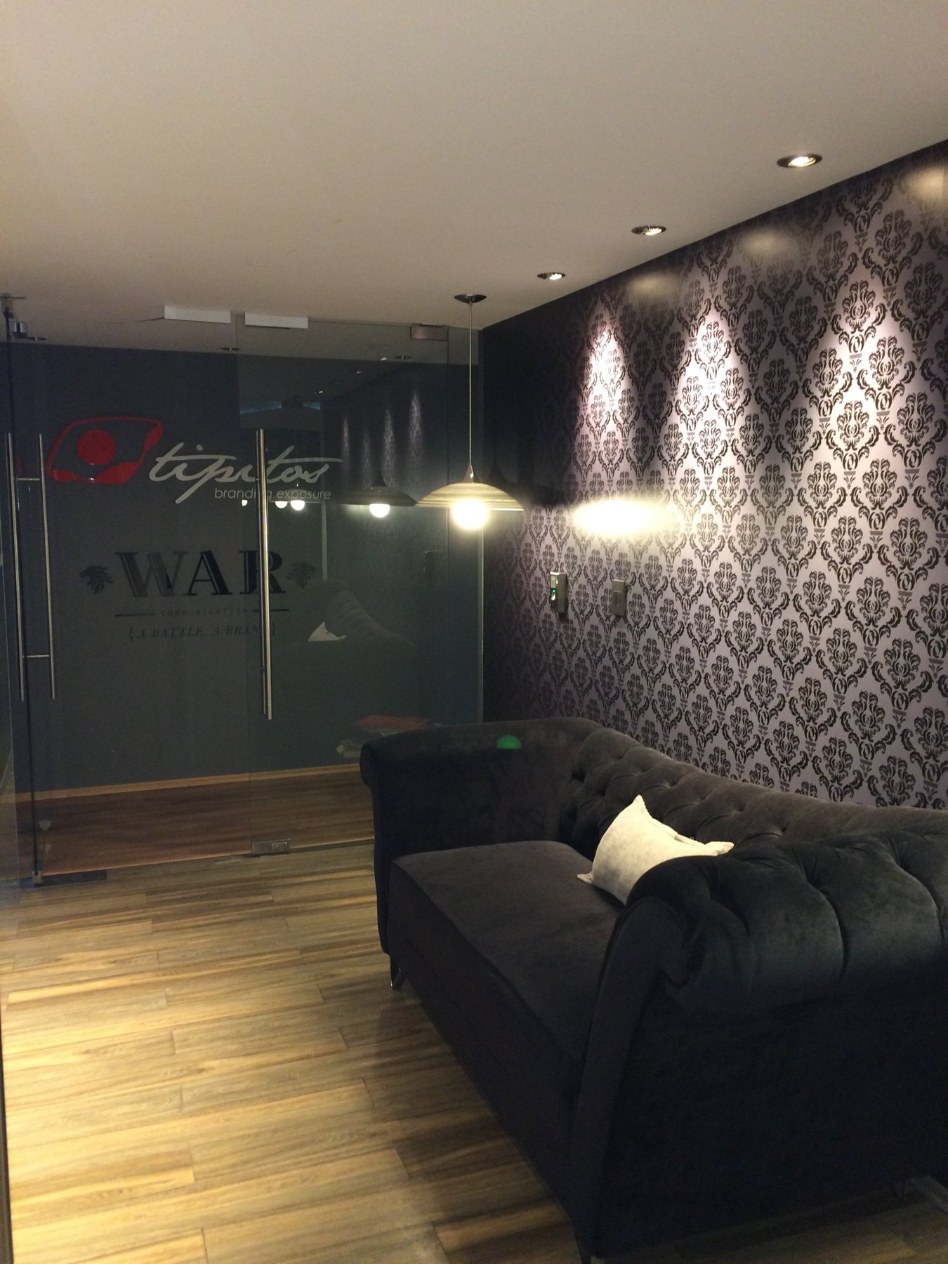 Recepción de oficina con muro de papel tapiz