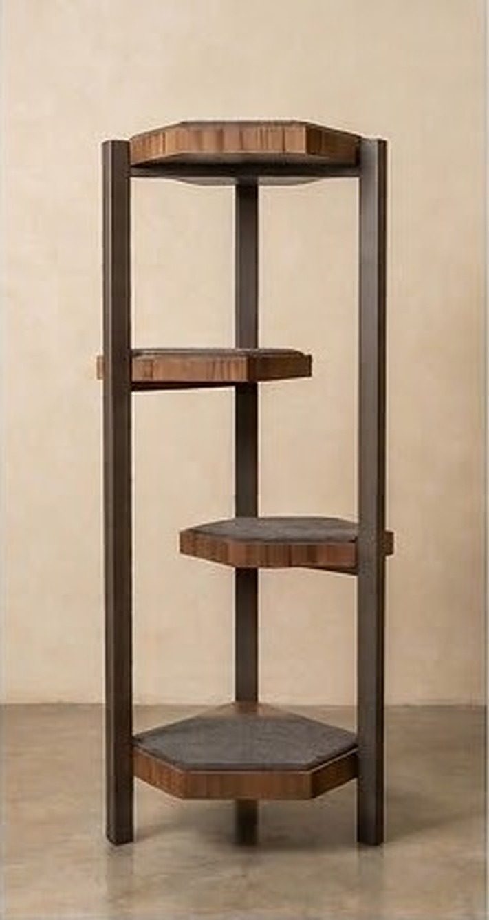 Torre hexagonal de madera y acero para gatos