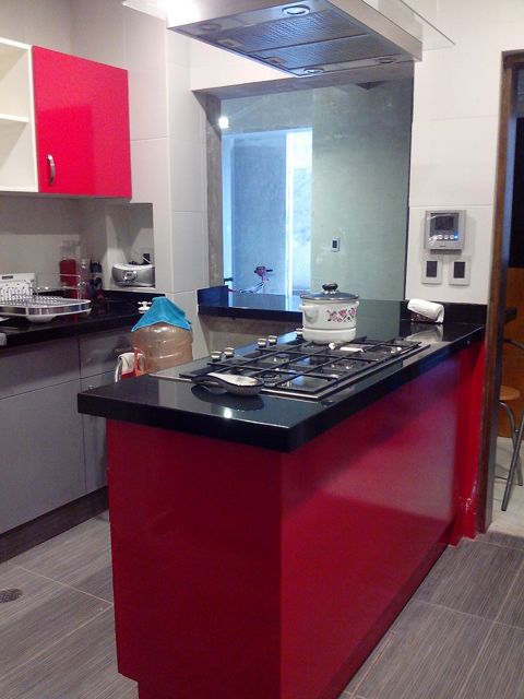 Cocina con isla roja