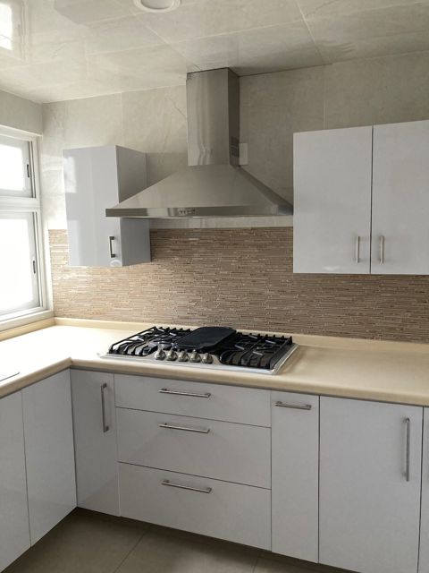 Cocina blanca con barra de cuarzo
