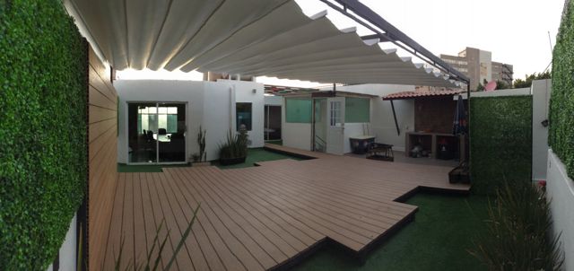 Terraza con toldo retráctil