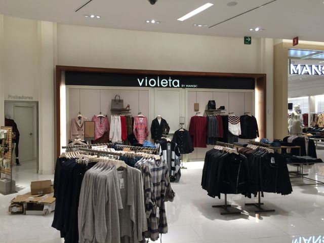 Tienda de ropa, muro iluminado